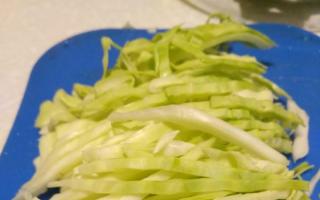 Питательный салат с капустой и тунцом консервированным